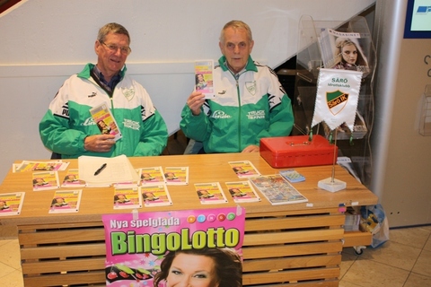 En av supporterklubbens uppgifter är att sälja bingolotter på Kungsmässan några gånger om året. Här är det Rolf Björkqvist och Janne Olofsson som fattat posto innanför entrén och säljer lotter till förmån för Särö IK.