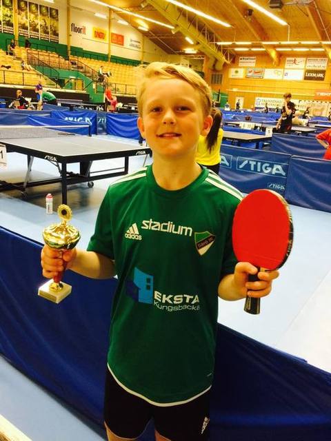 En glad Jacob Hübinette med sin pokal. Foto:Ann-Sofie Ardfelt. 