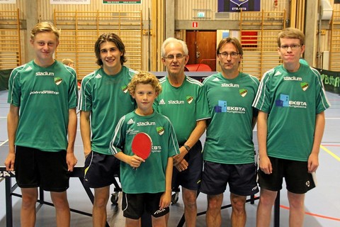 A-laget: fr.v. Adam Tellow, John-Jacob Holmberg, Albin Skoglund (ej med i laget), Ingemar Lönnberg, Fredrik Asklund och Robert Gedda. Foto: Lena Bendrik Sfeir