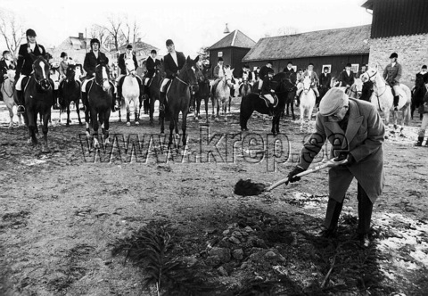 Första spadtaget till manegen togs i november 1980 av kommunstyrelsens ordförande.