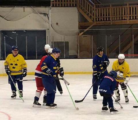 Järfälla Hockey Club kommer starta upp ett lag inom paraishockey/blindhockey.
Paraishockey är ishockey för personer med funktionsnedsättning, vår verksamhet riktar sig till personer med synnedsättning vilket då heter blindhockey.

Gå in på fliken paraishockey/blind hockey för att göra din intresseanmälan 

