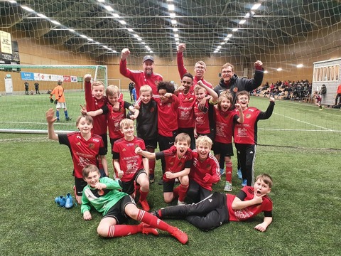 ​Ett glatt gäng som äntligen fick spela årets första cup, Uppsala Indoor Cup. Solen sken på utsidan och HSK på insidan av hallen.