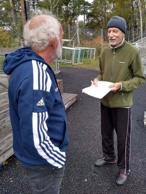 Ove och Sven går igenom dagens träningsnärvaro.