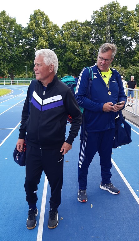 Micke och Claes laddade för turnering.