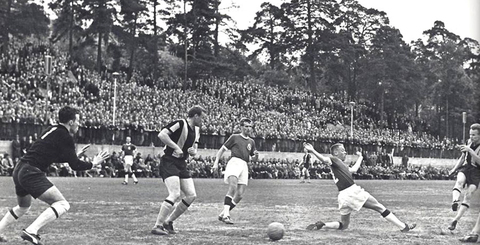 Hammarby IF gästar Sundbybergs IP 1964 inför 4000 åskådare. Foto: Hammarbys arkiv