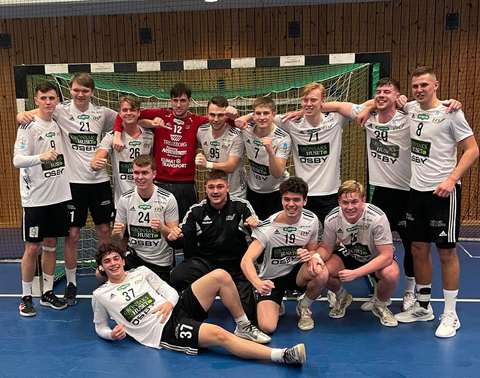 Tack vare segern (28–23) borta mot toppkonkurrenten Eslöv säkrade Helsingborgs HK seriesegern i division 2 södra. Här jublar Calle Lindqvist (nere till höger) och övriga i det unga laget. Tränaren David Löfgren kommenterade: “Man kan nämna några lite extra. Calle Lindqvist som är hjärtat i laget. Melker Jarl som styr vårt anfall. Hampus Schwarz som hållit en otroligt hög nivå bakåt och framåt under hela säsongen.”
