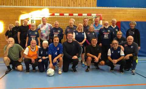 Viksjöfamiljen i GÅfotboll 9 januari 2024. Klicka på bilden för att läsa mer om hur lätt du kan börja spela med oss.