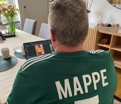 Mats Mappe Jönsson i blågul handbollsdress från ungdomsåren. “Men fotboll var inget för mig. Där var jag mest fågelskådare”, säger han.