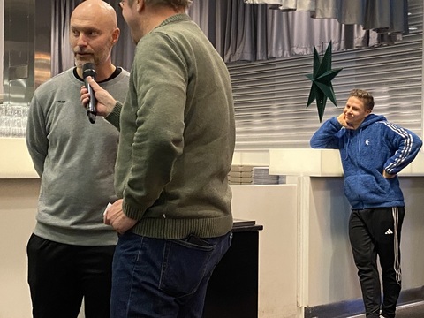 Uppsnacksledaren Håkan Svensson förhör Malmös tränare och landslagets taktikexpert Björn Sätherström om förutsättningarna inför derbyt. Toni Johansson avvaktar i stjärnglansen i bakgrunden innan han konstaterar att hans lag haft marginalerna med sig... hittills: "Malmö har haft ett luftigare schema och vi har många trötta själar..."
