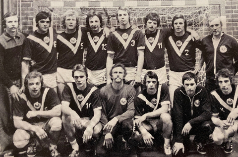 Året var 1976 och Vikingarna, stolta mästare både 1961 och 1967, tog steget tillbaka upp i högsta serien med legendaren Svenne Persson som tränare och hans son Jan “Putte” Persson på planen. Här är hela gänget Torsten Nilsson, lagledare, Stefan Kullberg, Ulf Andersson, Tommy Nilsson, Lars Persson, Mats Jönsson, Bo Persson och tränaren Sven-Erik Persson. Nedersta raden: Roger Norén, Sven Friedvall, Lars-Ove Fredriksson, Jan Persson, Tommie Bengtsson och Bengt Håkansson.