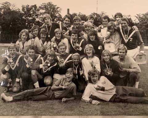 1976 var också året då Vikingarnas juniorer och B-pojkar vann Swedish Open. Här firar Putte och de andra (bland annat Lars “Lille P” Persson, Anders Wallter, Peter Hansson, Thomas Persson, Jonas Ahlm, Ronny Mikkelsen, Marinko Kurtovic, Stefan Albertsson, Göran Hallberg och Mats “Mappe” Jönsson) finalsegrarna.
