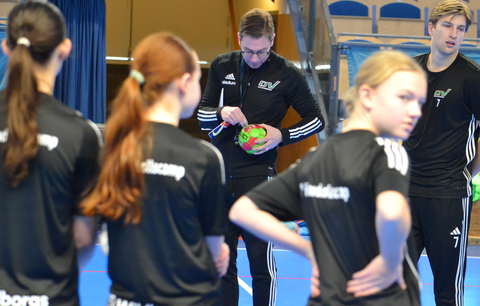 Bollkontroll. Magnus Lambertsson kollar lufttrycket medan Elliot Eriksson samlar styrkorna för nya förmiddagsövningar.
