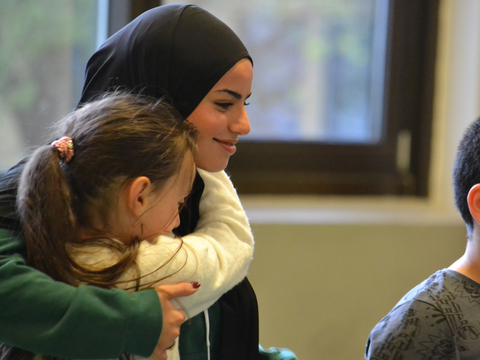 Ett uppskattat val. Esraa Alhassani är egentligen fotbollstjej, men hon har fångats av gemenskapen i OHS och hjälper till när Kvällsexpeditionen landar i Wieselgrensskolan.