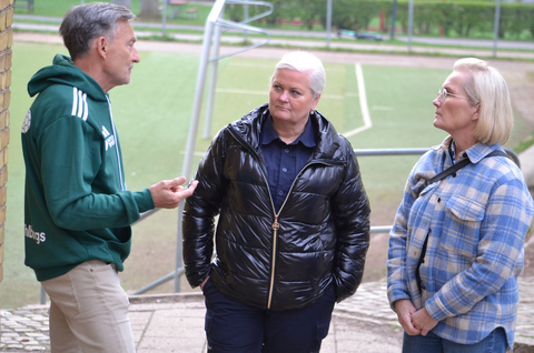 “Målet är att växa ytterligare, till att engagera ett 60-tal ledare och givetvis ännu fler barn om några år”, deklarerar Johnny Karlsson för kvällsgästerna Maria Zander och Eva Serlachius.