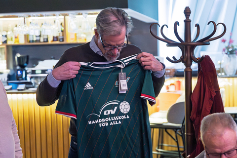 Tar sin mats ur skolan… och handbollen. Mats Jacobson har varit med och byggt upp OV Helsingborgs sociala satsning i stadens utanförskapsområden. Nu, efter nästan tio år, lämnar han över ansvaret till nya krafter.