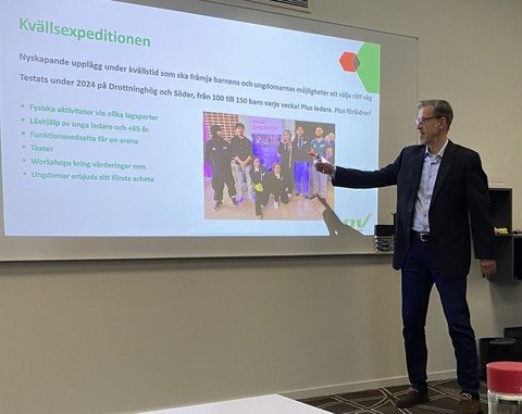 Träff med politiker – integrationsminister Mats Persson (L) med lokala partikamrater – hösten 2024. Mats Jacobson presenterar OHS och den då relativt nystartade Kvällsexpeditionen.