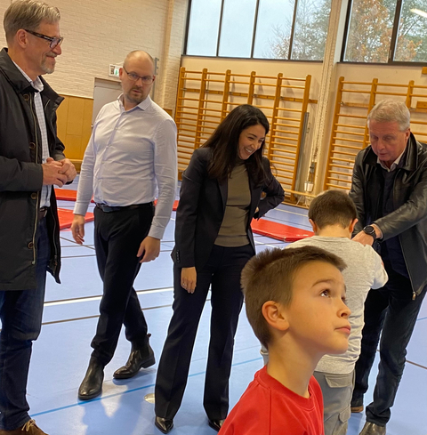 Det röda laget ville inte vara sämre och besökte nyligen Vittra Adolfsberg under en eftermiddag med fysiska aktiviteter. Socialdemokratiska riksdagspolitikerna Ola Möller och Lawen Redar samt oppositionsrådet i Helsingborg, Jan Björklund, välkomnas artigt.
