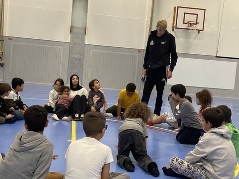 Lång som en basketforward är vår nye magister. Det är torsdag och Ralf Beaumont tar emot Fridaskolans yngsta elever i Norrehedshallen. Vid sidan av träningar och matchande är han engagerad inom OV Handboll och Skola.